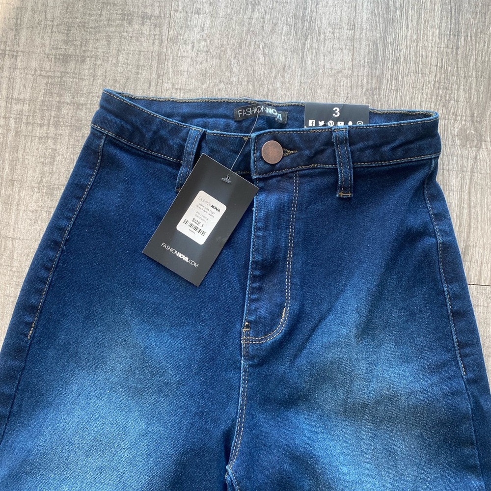 FASHION NOVA FLARED JEANS